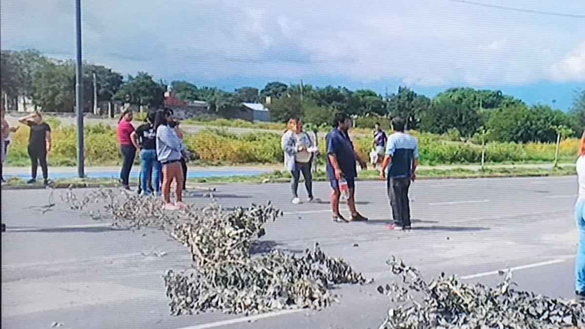 Cansados de la inseguridad vecinos deciden cortar la Av. del Bicentenario
