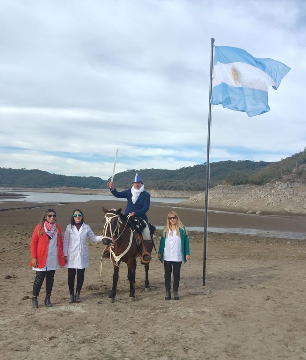 Alumnos de Ancasti prometieron lealtad a la bandera de la patria a orillas del Dique de Ipizca15.jpeg