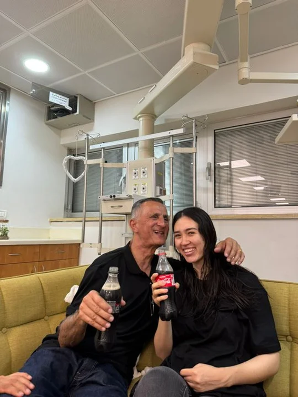 Noah Armani, una de las rehenes rescatadas, junto a su padre.&nbsp;