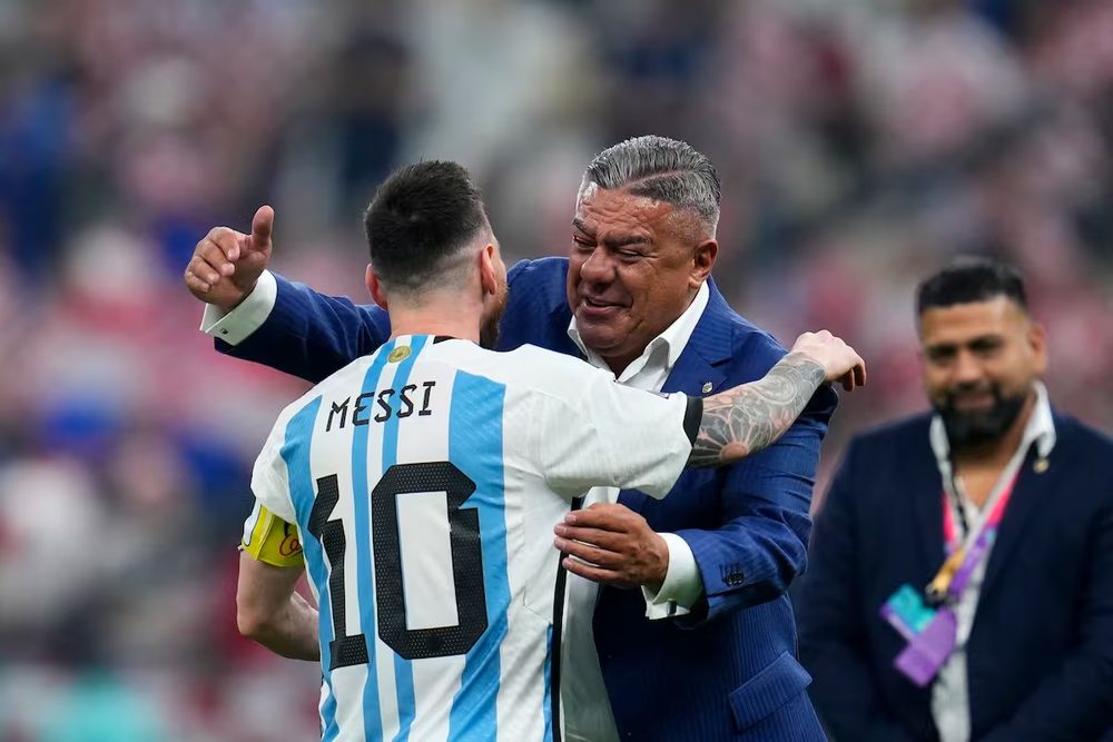 Desolación. Chiqui Tapia se queda sin Messi, a quien se pegó durante años como el más tenaz de los marcadores.