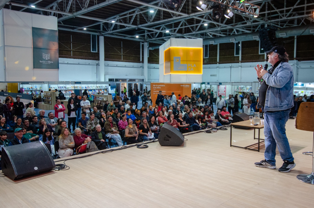 Pedro Saborido llegó a la Feria del Libro para pensar, entre risas, qué nos hace felices
