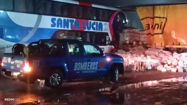 choque fatal entre un micro y un camion con acoplado en santa fe: hay tres muertos y 17 heridos