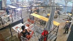 Intentó disparar a los clientes de un bar, pero el arma no funcionó