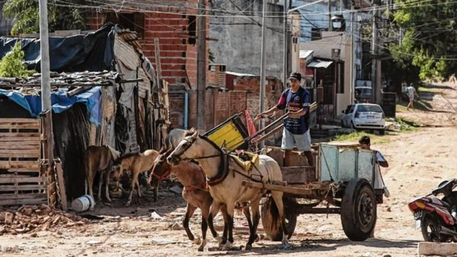 Una familia tipo debió tener más de $873 mil por mes para no ser pobre