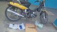 La moto, el cuchillo y los celulares secuestrados en la causa.