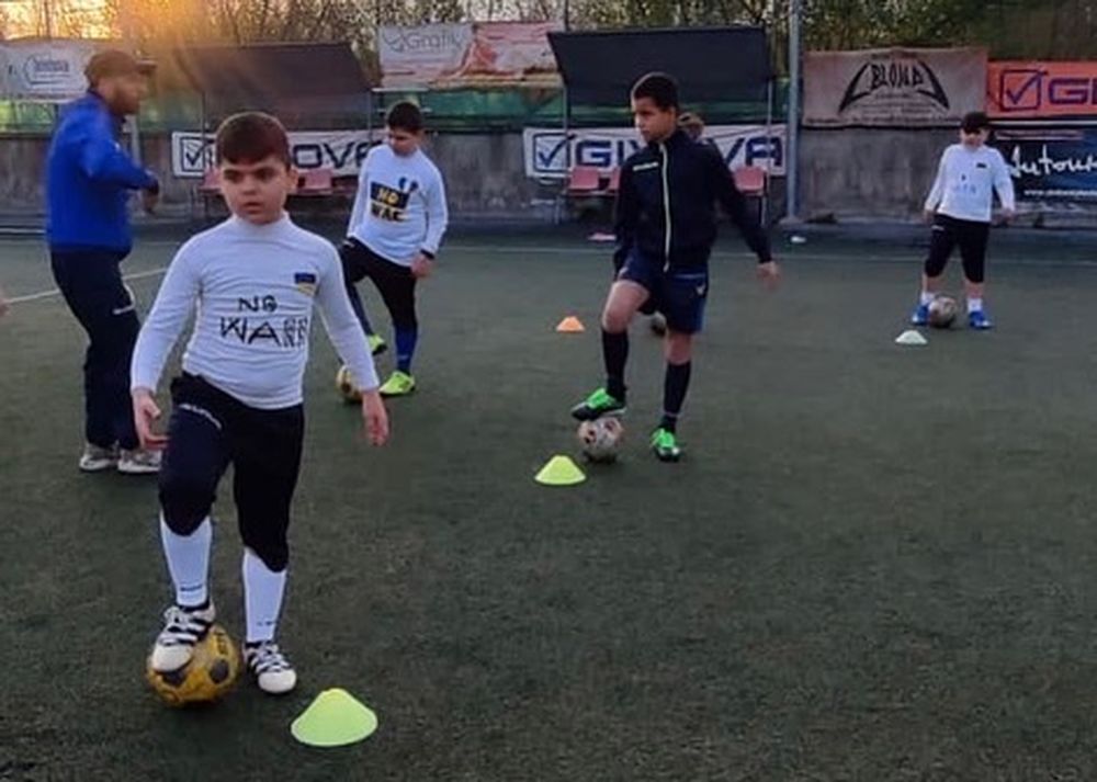 Solidaridad. Dimitry fue recibido y jugó al fútbol en escuela en Italia.