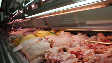 El pollo supera a la carne vacuna en la mesa de los argentinos