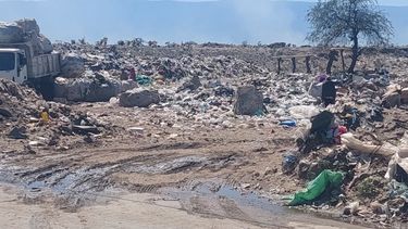 Trabajo intenso. Ante la magnitud del incendio, sofocarlo podría demandar varios días.