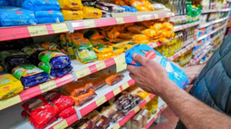Alimenticias remarcan precios tras la suba del dólar: piden aumentos de hasta el 8%