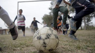 Ultraje. El entrenador habría prometido a los chicos que jugarían de titulares y que no irían al banco.&nbsp;
