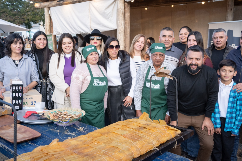 Los Varela sorprendió en el Poncho con un tamal gigante de más de 20 kilos