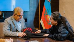 Jalil recibió a la gestora cultural Roxana Amarilla, quien homenajeó a los tejedores de Londres