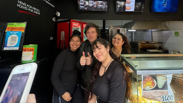 milei se acerco hasta un local en el centro porteno donde fue insultado y genero un caos de transito