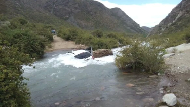 tragedia en mendoza: cayo una camioneta a un arroyo y murio una joven