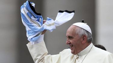 el papa se subio a la fiebre mundialista en el vaticano y tomo una camiseta argentina