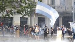 Tensión frente al Congreso: incidentes y bombas molotov en la protesta contra la reforma laboral Tensión frente al Congreso: incidentes y bombas molotov en la protesta contra la reforma laboral