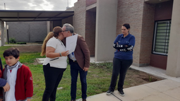 Video: el emotivo momento en que una familia recibió una casa recuperada en Valle Chico Video: el emotivo momento en que una familia recibió una casa recuperada en Valle Chico
