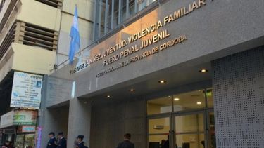 Un secretario penal juvenil le sacaba fotos a mujeres por debajo de la pollera