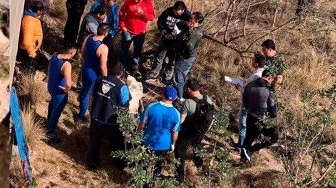 Descubren un crimen al hallar a niña de 3 años caminando sola