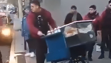 la policia portena secuestro medialunas y tiro el cafe de un vendedor ambulante