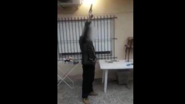 Polémica por el video de un alumno haciendo tiros al aire