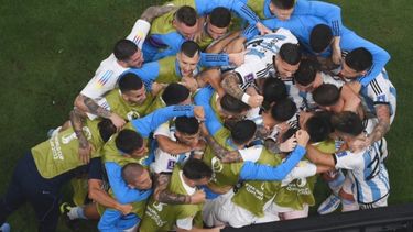 Así fue el festejo de los jugadores con los hinchas argentinos en el estadio Lusail