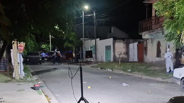 Escena del crimen. En el barrio La Tablada. El fiscal Jonathan Felsztyna investiga el homicidio de Papelito Moreno.&nbsp; 