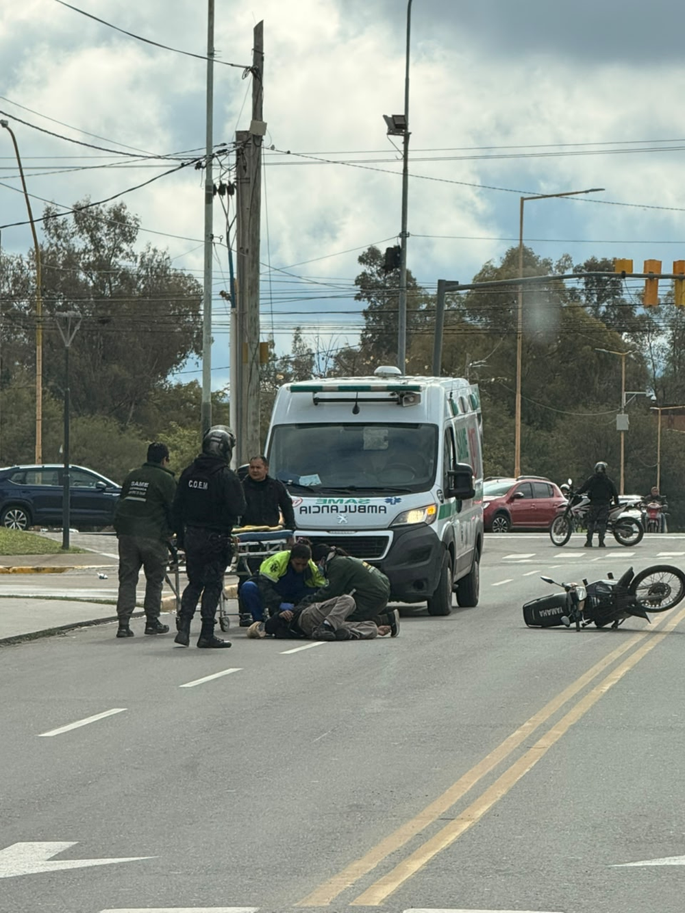 Un motociclista resultó lesionado tras un accidente en avenida Alem y Belgrano