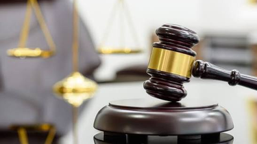 ordenaron detener al hombre condenado por abusar de su hija durante diez anos