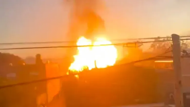 se incendio un deposito de garrafas en merlo y hubo explosiones y panico entre los vecinos