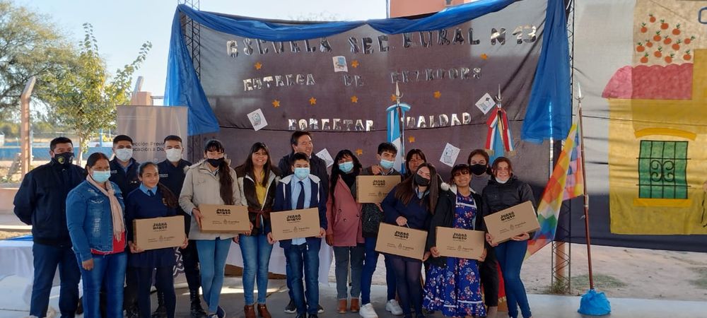 Educación entregó computadoras a escuelas rurales de El Alto2.jpeg