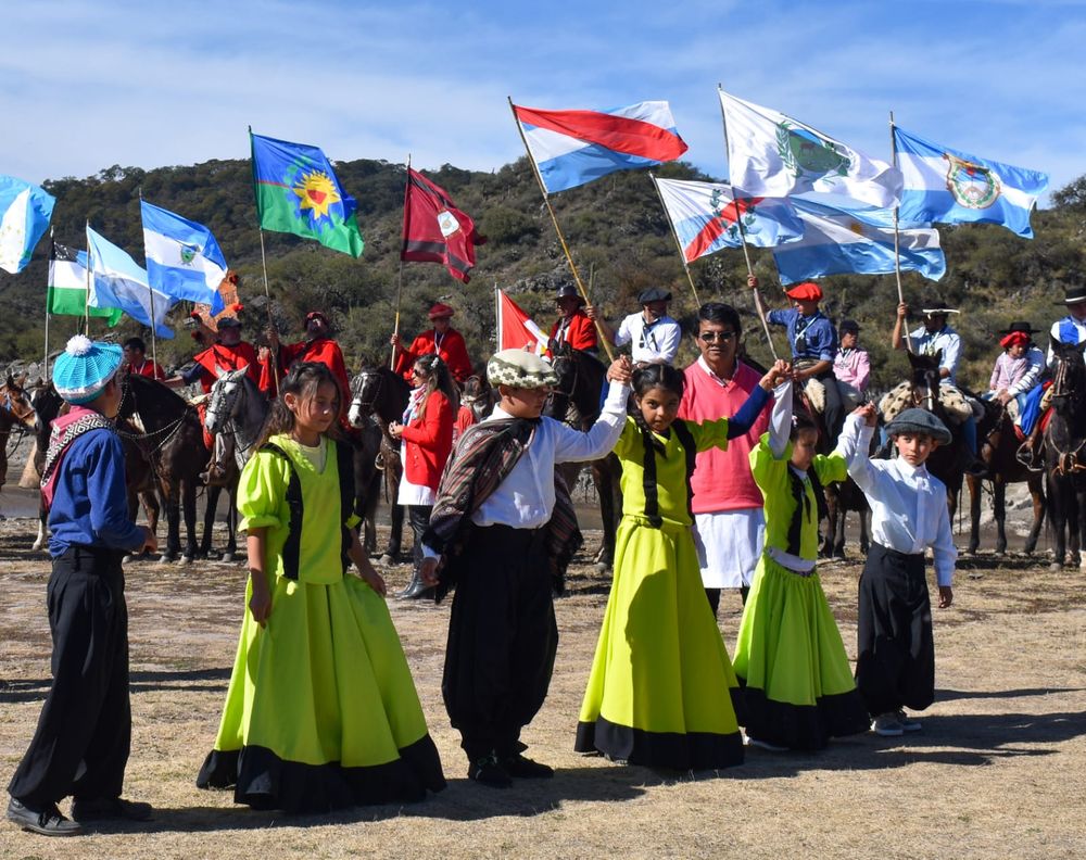 Alumnos de Ancasti prometieron lealtad a la bandera de la patria a orillas del Dique de Ipizca2.jpeg