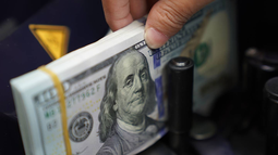 El dólar blue baja en el arranque de la semana
