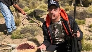 Indignación por un cazador que exhibe un guanaco muerto