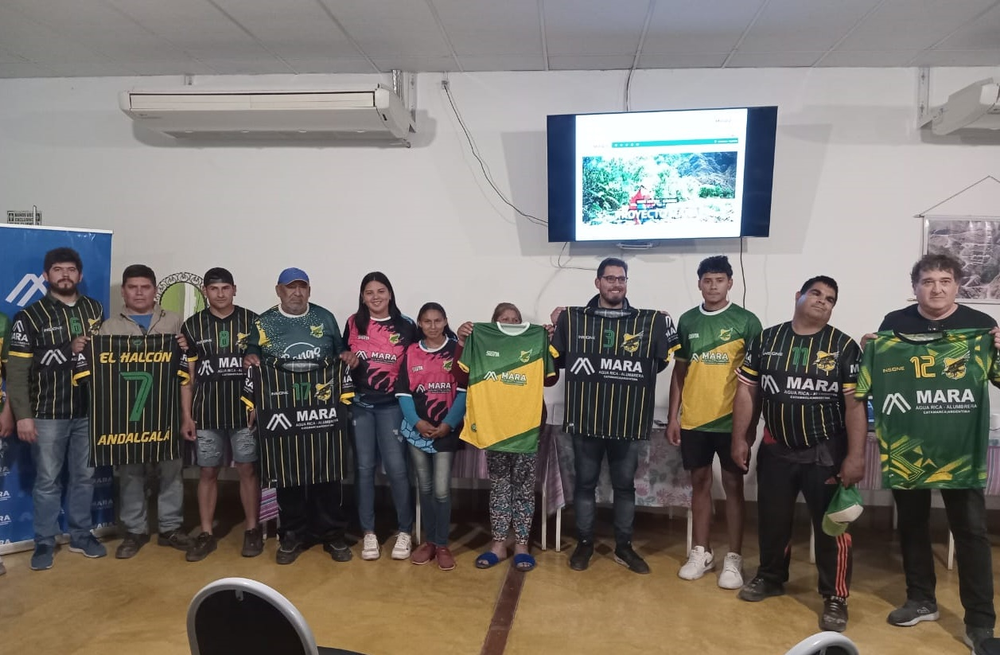 Club Defensores del Sur recibió nueva indumentaria deportiva de la mano de la empresa MARA