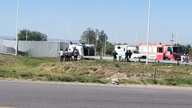 volco un camion sobre ruta 38 y avenida bicentenario