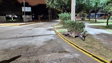 Derrapó con su motocicleta y terminó en una rotonda