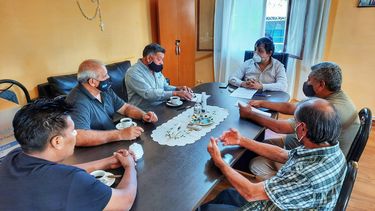 El intendente de Tinogasta, Sebastián Noblega, junto a excombatientes