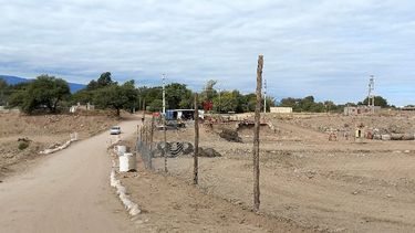 Reclamo. Alumnos de la escuela y del IES José Cubas pidieron que se dé una solución al paso sobre el río.
