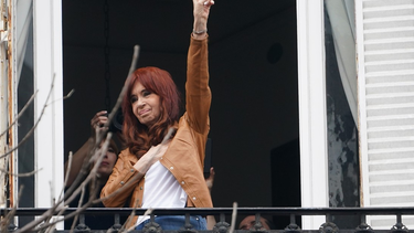 cristina kirchner cruzo a milei: los dolares que te entran por la puerta de adelante, se te van por la de atras