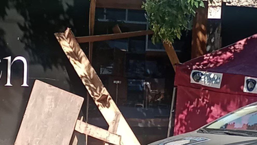 tragedia en villa devoto: un andamio cayo pesadamente sobre la cabeza de una joven y murio
