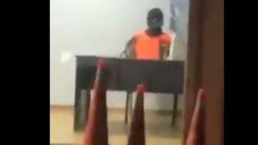 A falta de policías pusieron un maniquí en un puesto caminero
