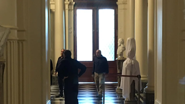 Instalaron un busto de Carlos Menem en Casa Rosada