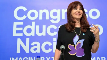 El palo de Cristina Kirchner para Manuel Adorni: Ese vocero que dicen que es inteligente