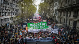 La izquierda encabezó la Marcha de la Bronca contra el Gobierno y reclamó un paro La izquierda encabezó la Marcha de la Bronca contra el Gobierno y reclamó un paro
