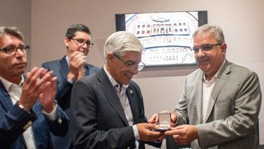 jalil entrego la medalla del bicentenario de la autonomia de catamarca