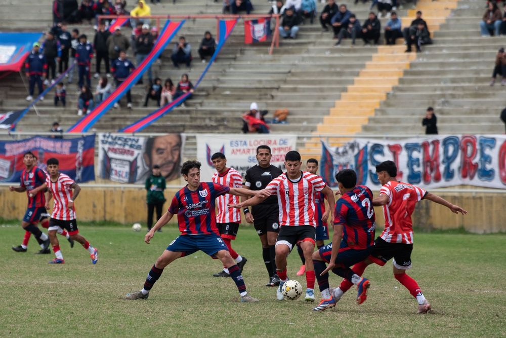 Cruce. Esta edición del clásico del fútbol capitalino no tuvo ganadores. Villa cubas se afirma como líder.