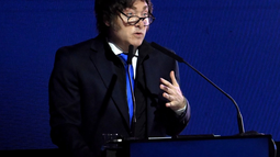 En Rosario, Javier Milei evitó referirse al escándalo de los audios por las presuntas coimas
