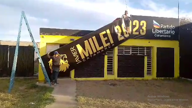 Por la cartelería de la sede explotó la interna libertaria