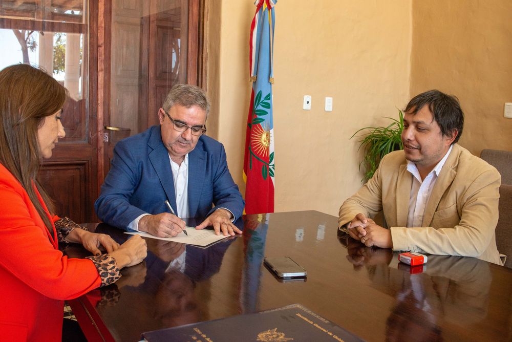 Raúl Jalil. Formalizó el traspaso de los terrenos del Parque Industrial al municipio de Tinogasta. &nbsp;